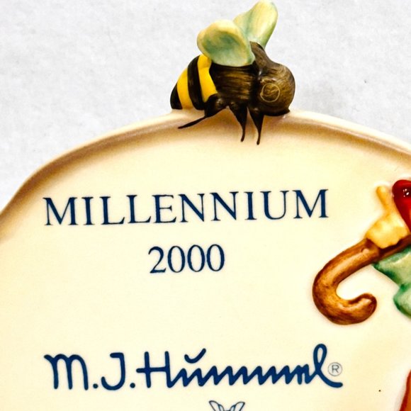 Goebel Hummel #900 Merry Wanderer Plaque w/Bee - Exclusive 1999 - Picture 5 of 12